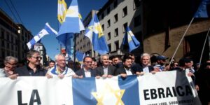 Stefano Parisi con La Brigata ebraica durante la manifestazione del 25 aprile per la liberazione d'Italia . Milano, 25 aprile 2016. ANSA/MOURAD BALTI TOUATI